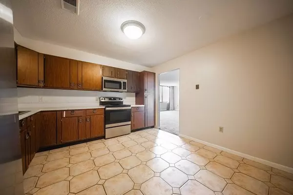 1002 Paradise Rd #PHE, Swampscott, MA 01907