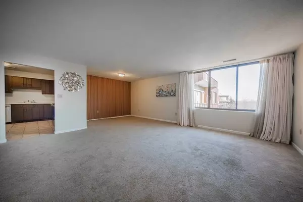 1002 Paradise Rd #PHE, Swampscott, MA 01907