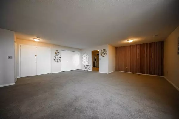 1002 Paradise Rd #PHE, Swampscott, MA 01907