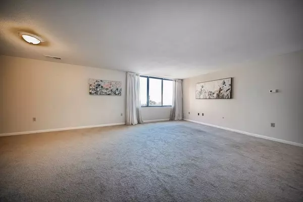 1002 Paradise Rd #PHE, Swampscott, MA 01907