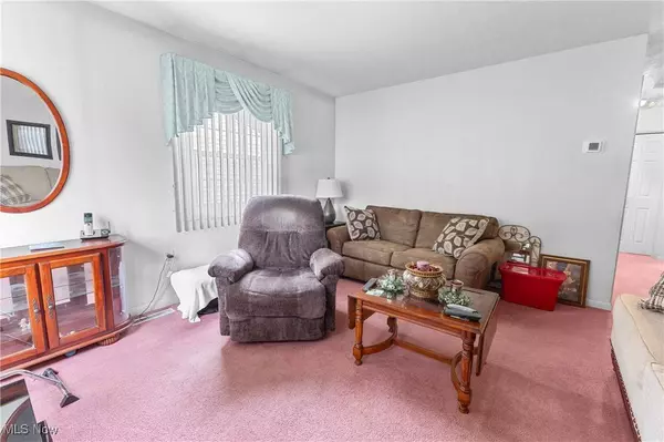 109 Greentree LN, Weirton, WV 26062