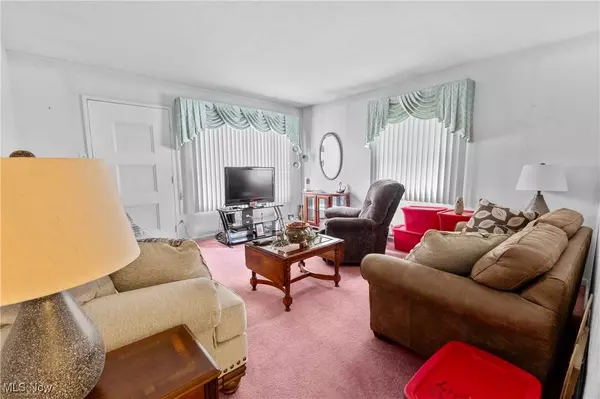 109 Greentree LN, Weirton, WV 26062