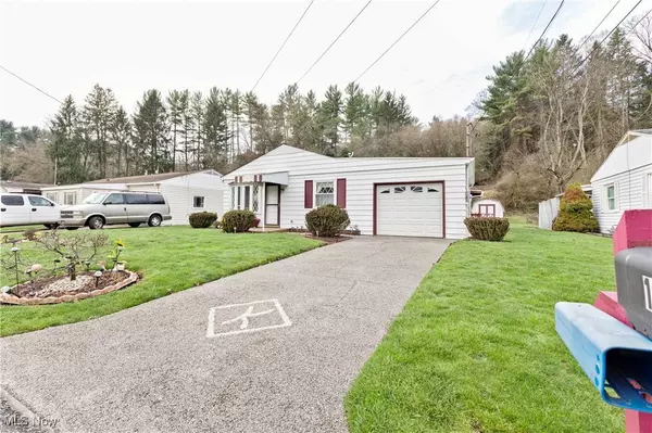 109 Greentree LN, Weirton, WV 26062