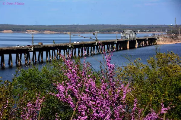 feature image of Lake Texoma Living: Why So Many People Are Moving Closer to the Water
