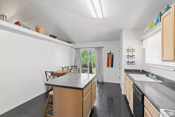 868 E VALLEY VIEW DR N, Tooele, UT 84074