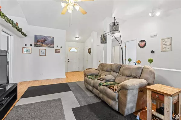 868 E VALLEY VIEW DR N, Tooele, UT 84074