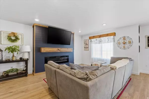 1252 W HIDDEN SPRING DR, Santaquin, UT 84655