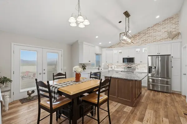 9317 N SUNSET DR, Thatcher, UT 84337