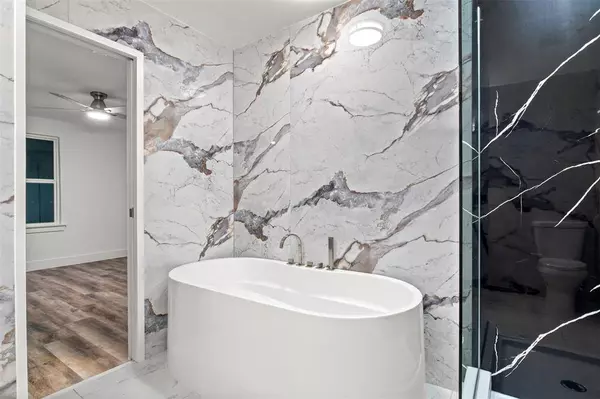 305 S Main Street, Venus, TX 76084