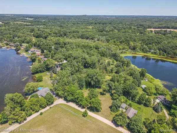454 East Road, Holly Twp, MI 48442