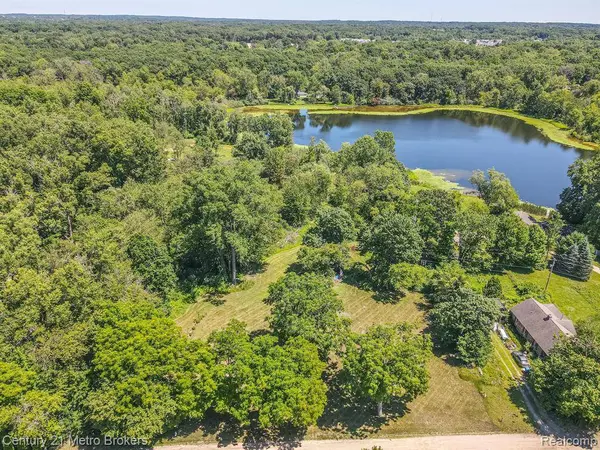 454 East Road, Holly Twp, MI 48442