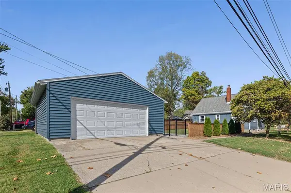 1520 7th ST, Highland, IL 62249