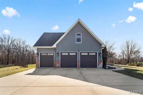 3051 Bella Vista Ct, Highland, IL 62249