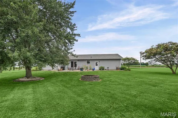 12941 Daiber RD, Highland, IL 62249