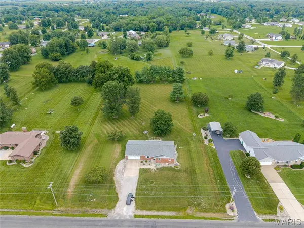 12941 Daiber RD, Highland, IL 62249