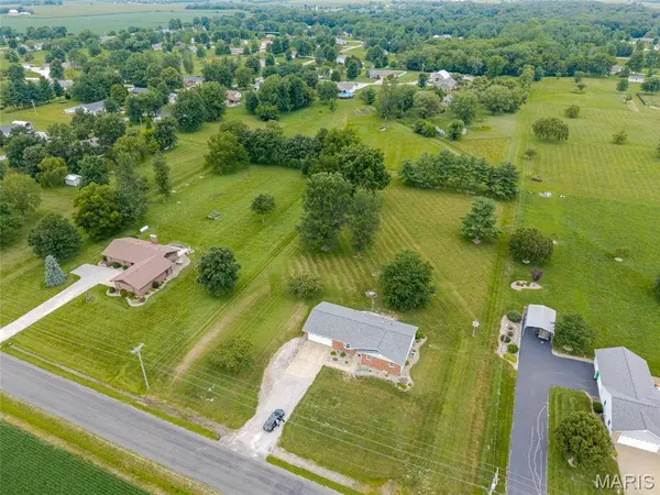 12941 Daiber RD, Highland, IL 62249