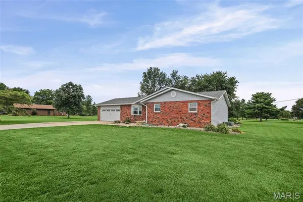 12941 Daiber RD, Highland, IL 62249