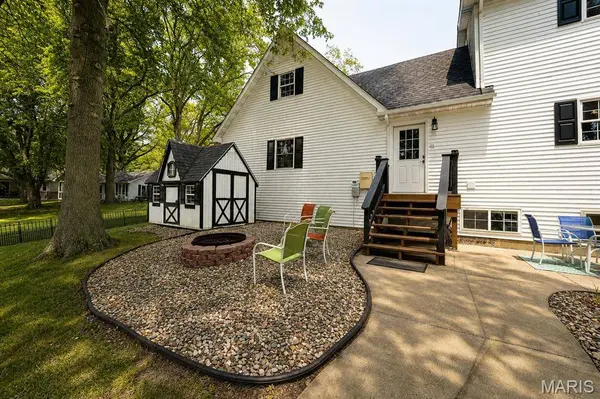 270 Canterbury LN, Highland, IL 62249