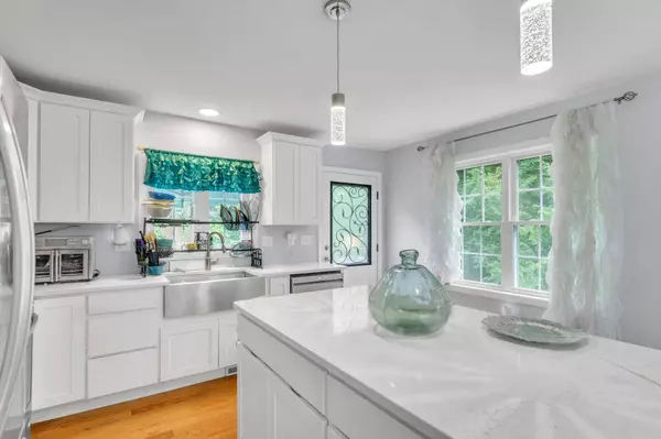 15 Bailey St, Agawam, MA 01001-3540