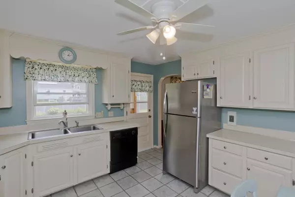 182 Central Miami St, West Springfield, MA 01089-2004