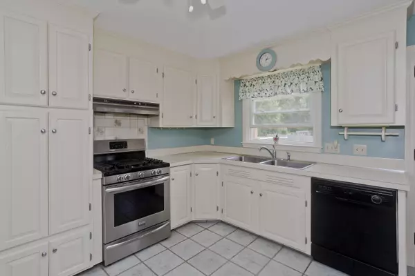 182 Central Miami St, West Springfield, MA 01089-2004