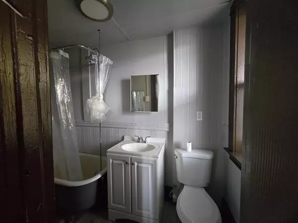 37 Clinton Ave #5-R, Holyoke, MA 01040