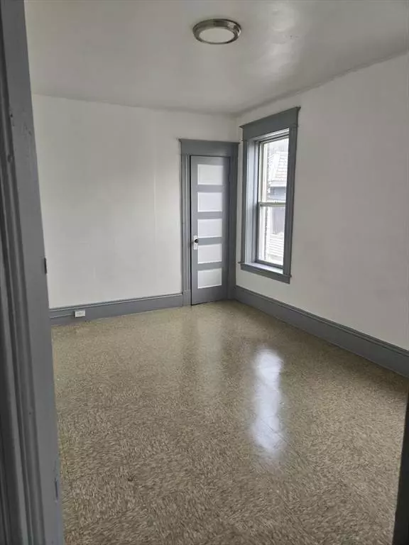 37 Clinton Ave #3-R, Holyoke, MA 01040