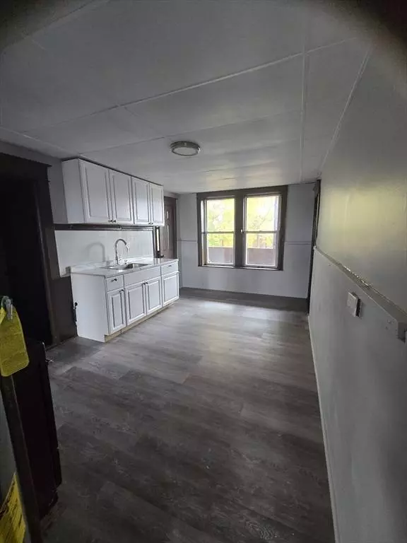 37 Clinton Ave #5-R, Holyoke, MA 01040