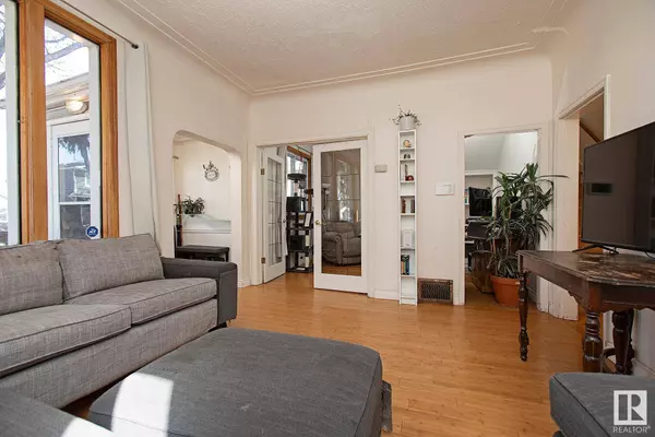 12015 62 ST NW, Edmonton, AB T5W 4C9