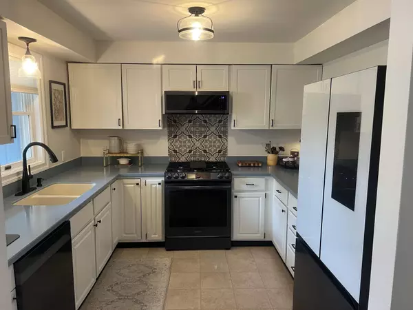 4D Wade Farm RD #D, Newmarket, NH 03857