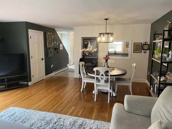 4D Wade Farm RD #D, Newmarket, NH 03857