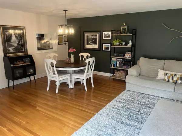 4D Wade Farm RD #D, Newmarket, NH 03857