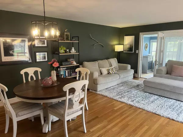 4D Wade Farm RD #D, Newmarket, NH 03857