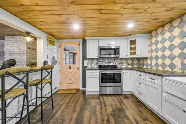 7 Currierville RD, Newton, NH 03858