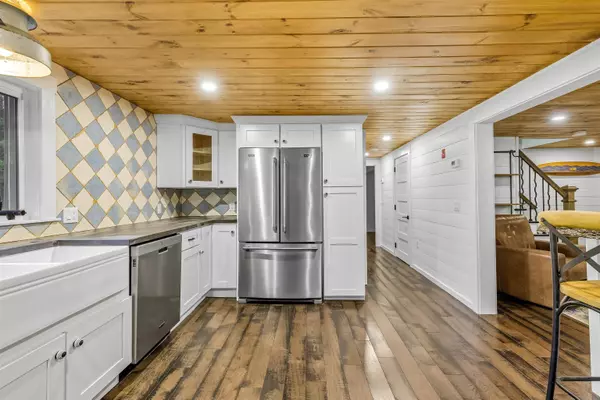 7 Currierville RD, Newton, NH 03858