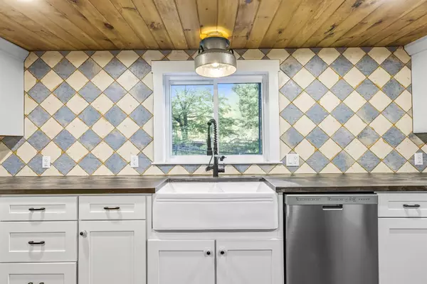 7 Currierville RD, Newton, NH 03858