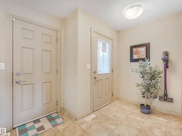 3897 GALLINGER LO NW, Edmonton, AB T5T 4G6