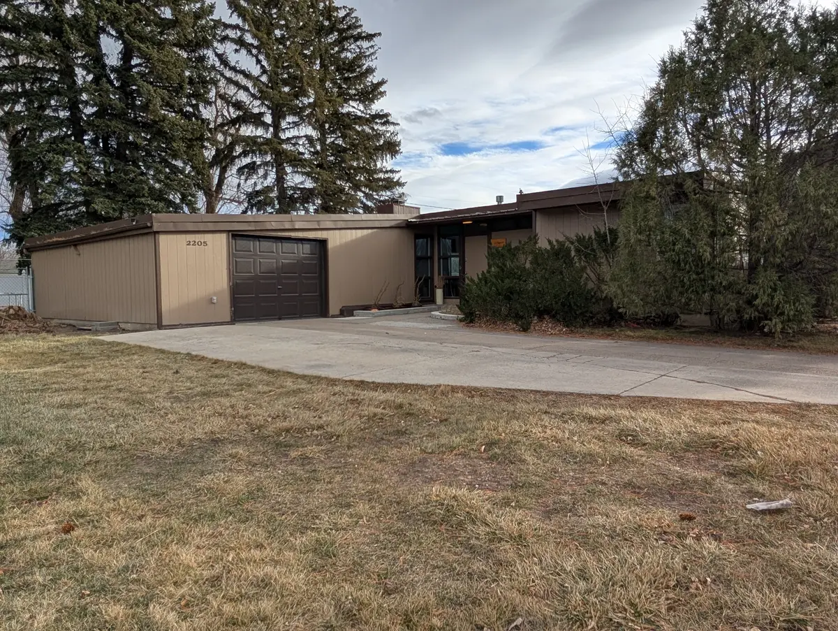 2205 Cherry Dr, Great Falls, MT 59404-3514
