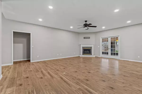 516 Chapel Hill Court, Nixa, MO 65714