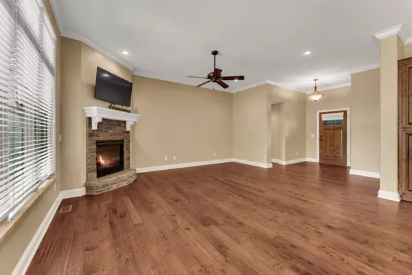 2902 S Ranch Drive, Springfield, MO 65809