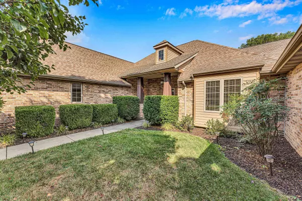 2902 S Ranch Drive, Springfield, MO 65809