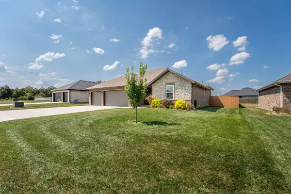 6089 S Canterbury LN, Battlefield, MO 65619