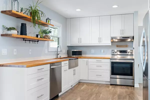 2008 Lenora Dr, West Bend, WI 53090