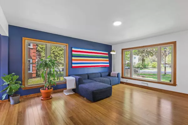 4279 N Olsen Ave, Shorewood, WI 53211