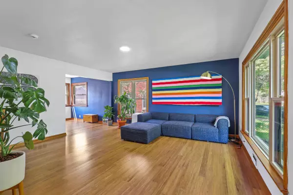 4279 N Olsen Ave, Shorewood, WI 53211