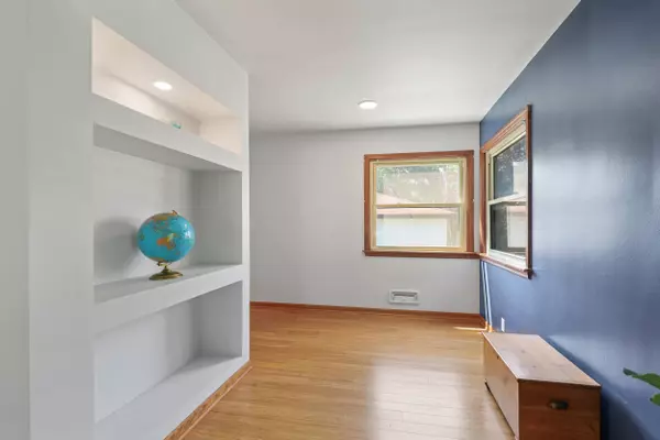 4279 N Olsen Ave, Shorewood, WI 53211