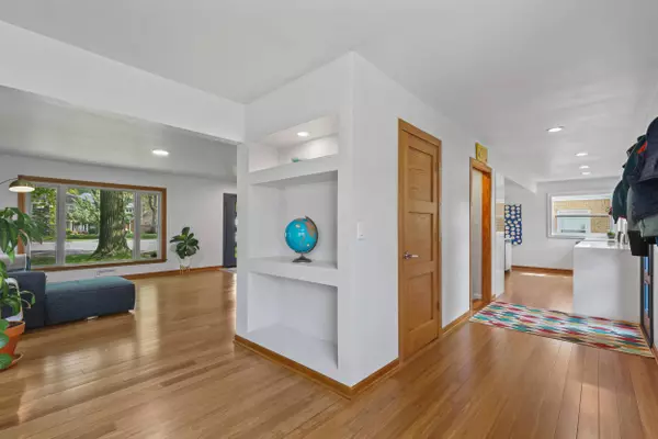 4279 N Olsen Ave, Shorewood, WI 53211