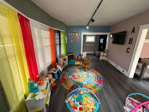 3252 N 11th St, Milwaukee, WI 53206