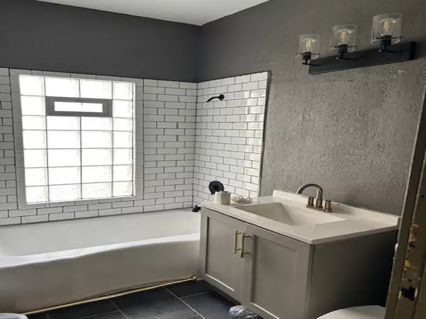 3252 N 11th St, Milwaukee, WI 53206