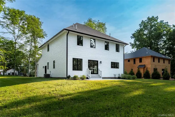 352 Holt DR, Pearl River, NY 10965